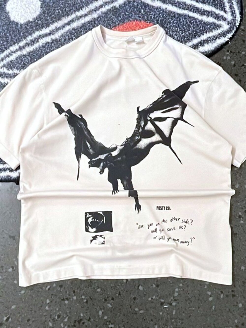 vitnage destressed Posty Co White Graphic T-Shirt - Dark bat Design Streetwear